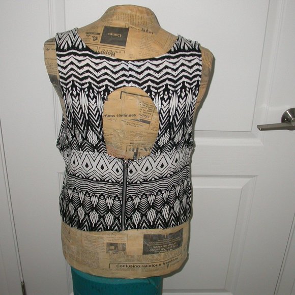 Crop Top - Black and White - Picture 3 of 6